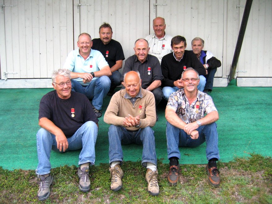 Årets deltakende lag i Veteranserien 2008: Rakvåg (foran), Tresfjord og Kleive