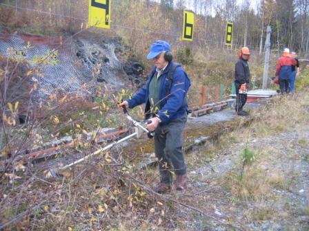 ...og her er Egil Lindset i ferd med å rydde rundt grava på 200 m