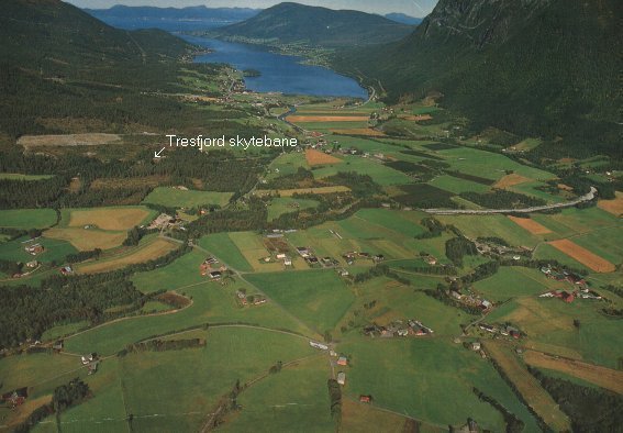 Tresfjord sett mot nord med Molde i bakgrunnen