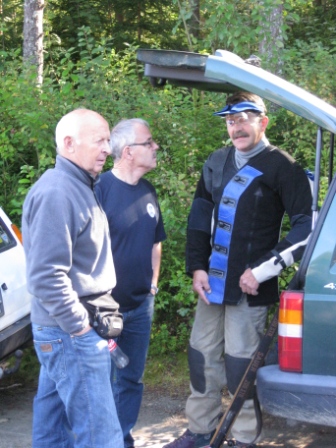 Lars Slyngstad har uniformert seg for å skyte, mens Rolf Rakvåg og Harald Stormyr er ferdig med konkurransen