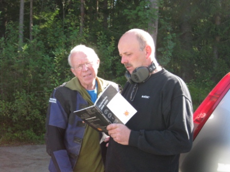 Rolf Gjelstenli og Hans Jakop Frostad studerer regelverket. Kanskje de skulle ha funnet frem en nyere utgave av Skytterboka?