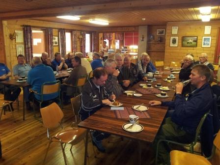 Etter skyting var det sosialt samvær med mat, kaffe, kaker og medaljeutdeling