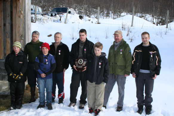 Jo Salthammer med vandreskjoldet han fikk napp i, plassert midt i Gullrekka fra rets Vestnesmesterskap i feltskyting. Ellers ser vi Tommy Stokkeland (t.v.), Erlend Overaa, Bjrnar Daugstad, Trygve Nakken, Tor Inge Daugstad, Bjrn Frostad og Jan ystein Solbakken.